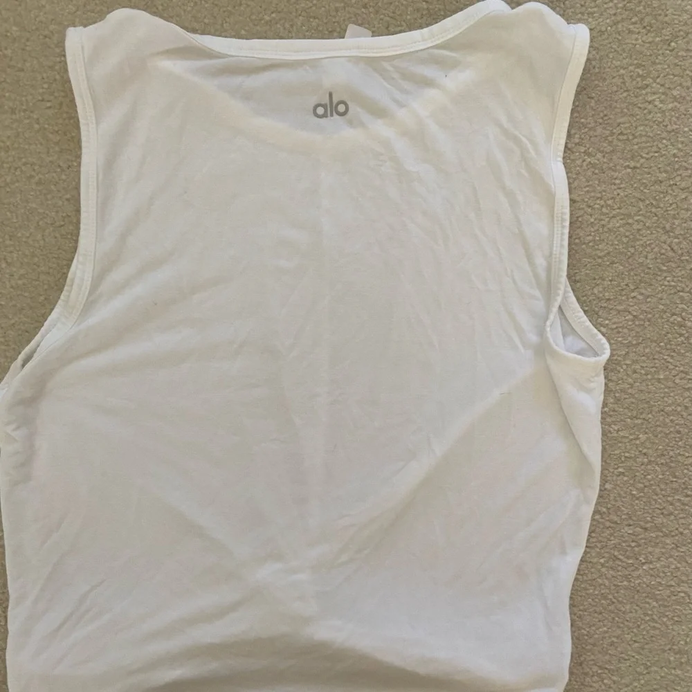 ALO Yoga Cover Twisted front Women's White tank size S, missing tag